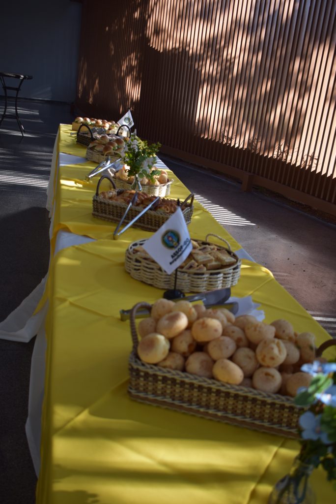           A Associação dos Oficiais da Polícia e do Corpo de Bombeiros Militar de Goiás (ASSOF-GO) sediou, nesta sexta-feira (26), a primeira edição do Fórum Integrado de Saúde, Segurança Pública e Psicologia, que reuniu mais de 100 pessoas para discutir um dos temas mais atuais da sociedade: o cuidado com a saúde psicológica no trabalho militar.

O evento, voltado especialmente para profissionais da segurança pública, ressaltou a importância de ampliar a atenção ao bem-estar emocional de todos — sejam civis ou militares. Estiveram presentes representantes de diferentes forças de segurança pública, fortalecendo o debate e a troca de experiências sobre evidências e estratégias de intervenção.

Para o presidente da ASSOF-GO, Coronel Cardoso, esta iniciativa marca um passo fundamental:
"À frente da Associação, entendemos que discutir a saúde psicológica é tão essencial quanto qualquer outro aspecto da vida profissional. Eventos como este reforçam a relevância da ASSOF-GO em abrir espaço para reflexões que impactam diretamente a vida dos nossos militares e da sociedade.